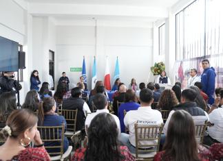 Vicepresidenta Karin Herrera, dijo que el centro de formación Quédate, busca motivar a los jóvenes a quedarse en el país. Foto La Hora: Vicepresidencia