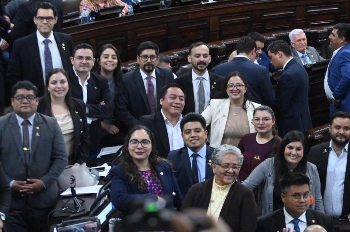 El partido político Movimiento Semilla, el pasado 26 de noviembre en el Congreso de la República. Foto: La Hora / Fabricio Alonzo.