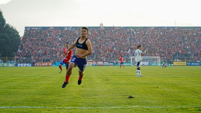 Solo el pie de foto: Denilson Ochaeta, anotó el gol de la remontada de Xelajú ante Mixco. Chivos y chicharroneros se enfrentan nuevamente en cuartos de final. Foto La Hora: Club Xelajú MC.