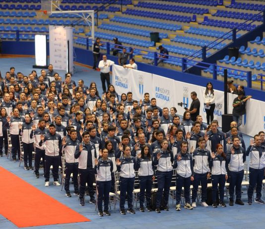 Atletas guatemaltecos juramentados que participarán en los Juegos Bolivarianos. Foto La Hora: COG