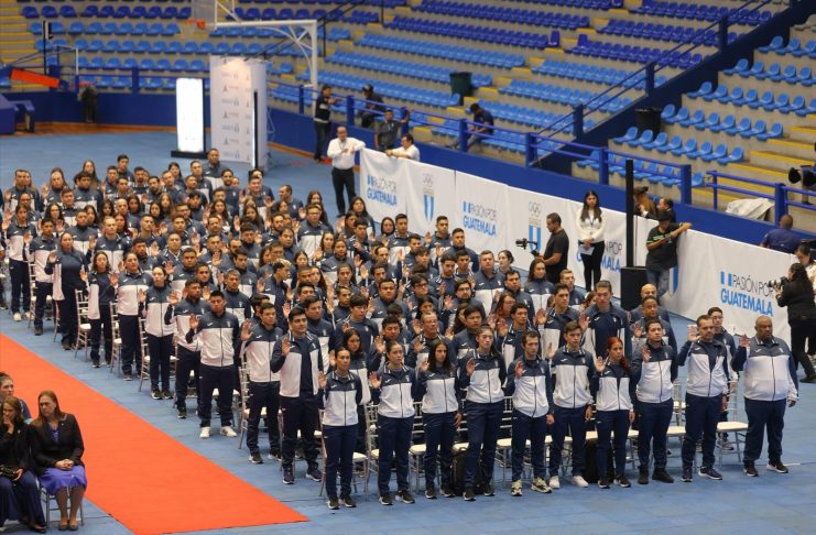 Atletas guatemaltecos juramentados que participarán en los Juegos Bolivarianos. Foto La Hora: COG