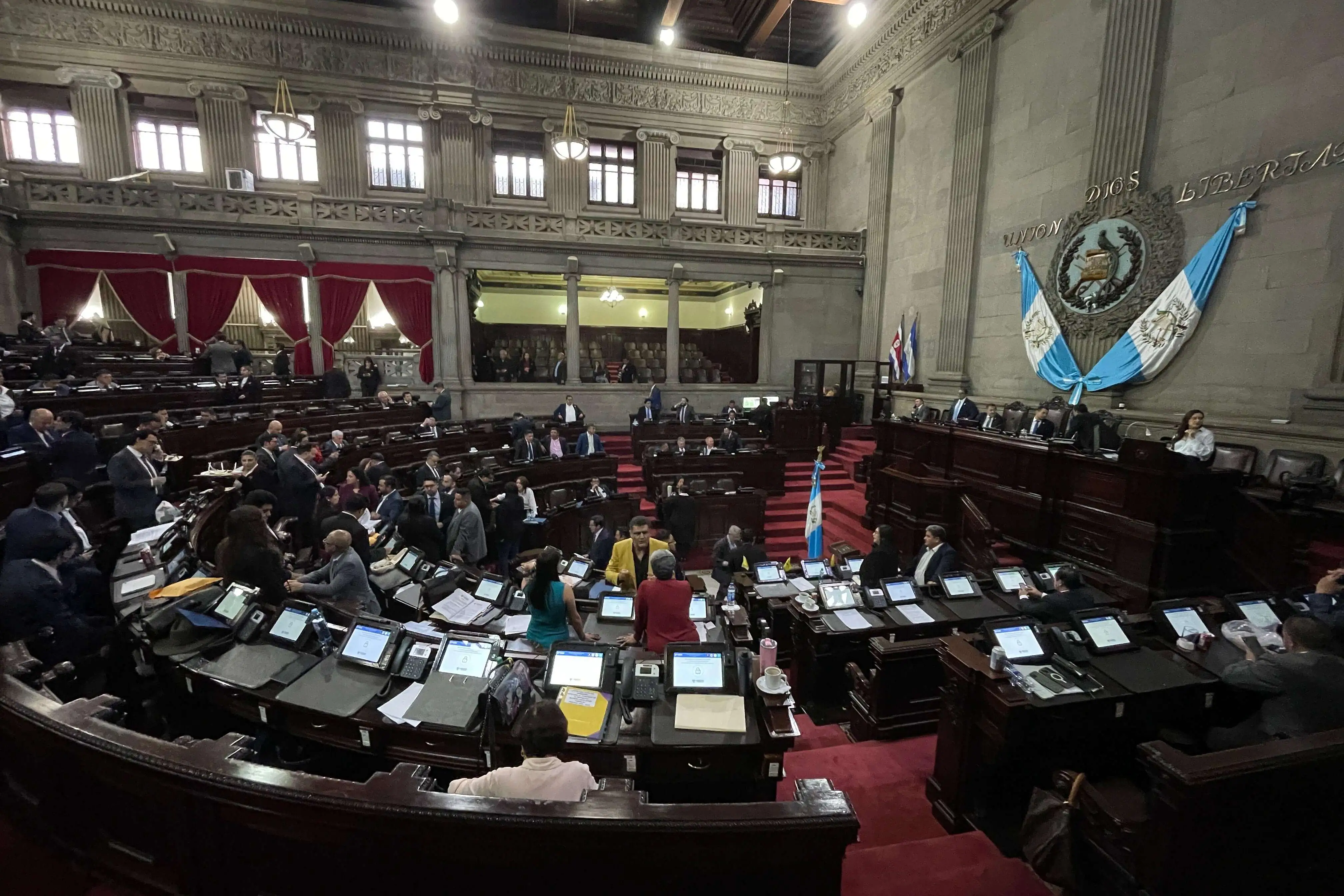 El oficialismo maniobra en la plenaria para aprobar fondos para los alcaldes. Foto La Hora: José Orozco