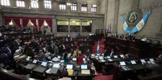 El oficialismo maniobra en la plenaria para aprobar fondos para los alcaldes. Foto La Hora: José Orozco