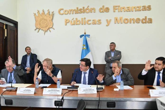 La comisión de Finanzas del Congreso dictamina el proyecto de presupuesto del Congreso. Foto La Hora: Fabricio Alonzo