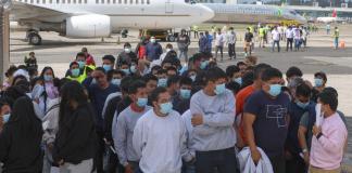 Migrantes que hacen parte de 56 unidades familiares, caminan al ser retornados este viernes a Ciudad de Guatemala. Foto La Hora: EFE