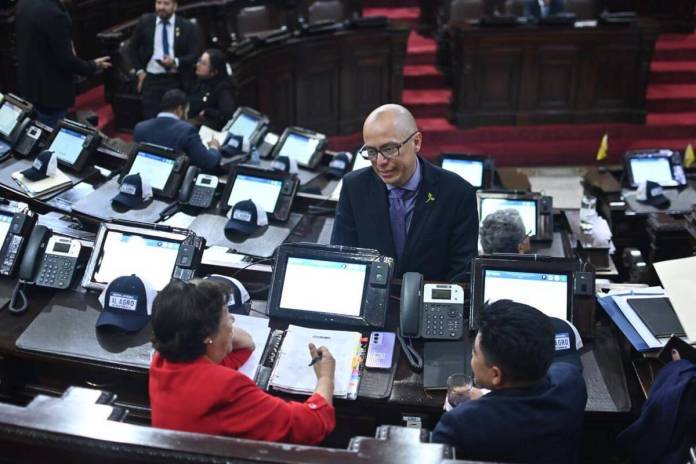 Varios diputados esperan a que haya la asistencia requerida para aprobar la agenda del día. Foto La Hora: Fabricio Alonzo