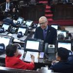 Varios diputados esperan a que haya la asistencia requerida para aprobar la agenda del día. Foto La Hora: Fabricio Alonzo