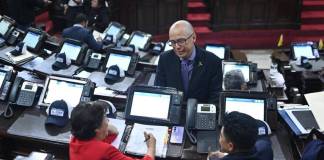 Varios diputados esperan a que haya la asistencia requerida para aprobar la agenda del día. Foto La Hora: Fabricio Alonzo