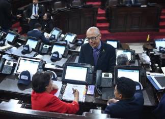 Varios diputados esperan a que haya la asistencia requerida para aprobar la agenda del día. Foto La Hora: Fabricio Alonzo