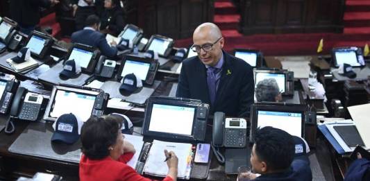 Varios diputados esperan a que haya la asistencia requerida para aprobar la agenda del día. Foto La Hora: Fabricio Alonzo