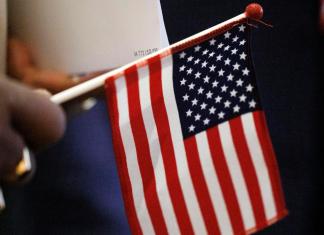 Una persona sostiene una pequeña bandera de Estados Unidos. EFE/EPA/CJ GUNTHER