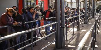 Varias personas hacen fila para cruzar la frontera hacia Estados Unidos por la garita de San Isidro, este martes en Tijuana (México). EFE/Joebeth Terríquez