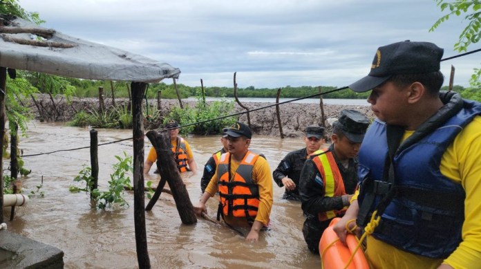 Fotografía cedida por Bomberos de Honduras que muestra bomberos tras una inundación. EFE/Bomberos de Honduras