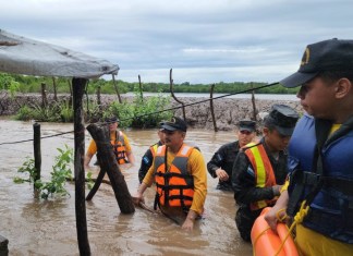 Fotografía cedida por Bomberos de Honduras que muestra bomberos tras una inundación. EFE/Bomberos de Honduras