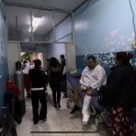 Los pacientes del Hospital Roosevelt que acuden a la emergencia deben esperara en pasillos para ser atendidos. Foto La Hora: José Orozco.