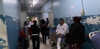 Los pacientes del Hospital Roosevelt que acuden a la emergencia deben esperara en pasillos para ser atendidos. Foto La Hora: José Orozco.