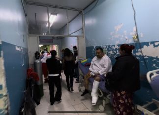 Los pacientes del Hospital Roosevelt que acuden a la emergencia deben esperara en pasillos para ser atendidos. Foto La Hora: José Orozco.