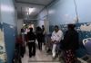 Los pacientes del Hospital Roosevelt que acuden a la emergencia deben esperara en pasillos para ser atendidos. Foto La Hora: José Orozco.