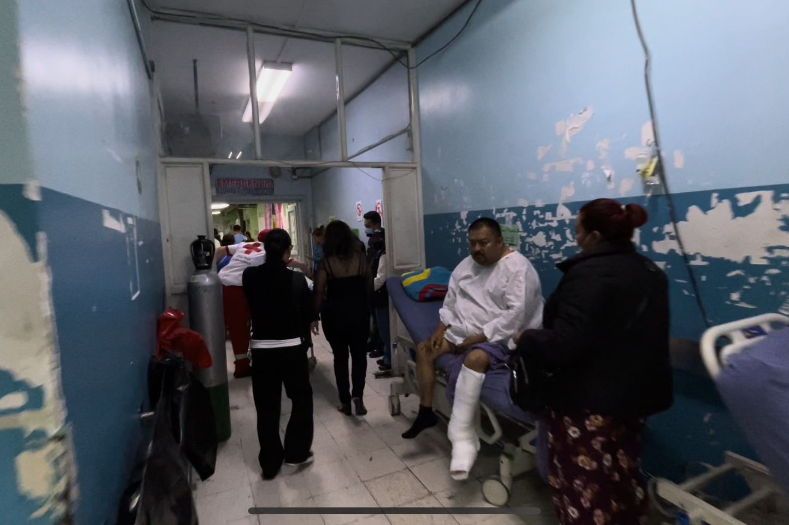 Los pacientes del Hospital Roosevelt que acuden a la emergencia deben esperara en pasillos para ser atendidos. Foto La Hora: José Orozco. 