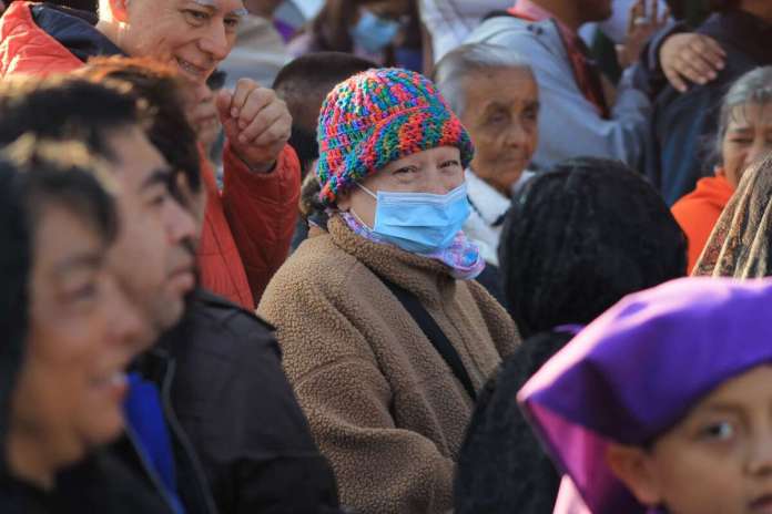 Autoridades recomiendan abrigarse por el descenso de temperatura por el frente frío en el país. Foto La Hora:José Orozco