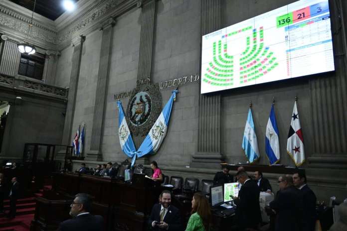 Los diputados esperaron varias horas para aprobar la Ley de Infraestructura Vial. Foto La Hora: Fabricio Alonzo