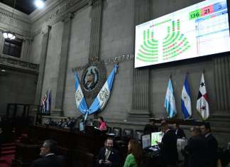 Los diputados esperaron varias horas para aprobar la Ley de Infraestructura Vial. Foto La Hora: Fabricio Alonzo