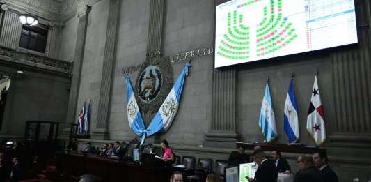 Los diputados esperaron varias horas para aprobar la Ley de Infraestructura Vial. Foto La Hora: Fabricio Alonzo