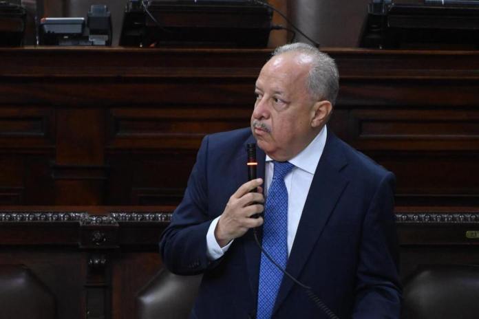 El ministro de Relaciones Exteriores, Carlos Ramiro Martínez, responde a la interpelación. Foto La Hora: Fabricio Alonzo