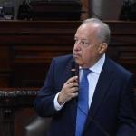 El ministro de Relaciones Exteriores, Carlos Ramiro Martínez, responde a la interpelación. Foto La Hora: Fabricio Alonzo