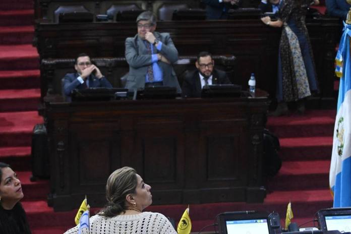 La diputada Sandra Jovel espera el tablero para continuar la interpelación al ministro de Gobernación, Francisco Jiménez. Foto La Hora: Fabricio Alonzo