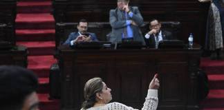 La diputada Sandra Jovel en espera para continuar con la interpelación al ministro de Gobernación, Francisco Jiménez. Foto La Hora: Fabricio Alonzo