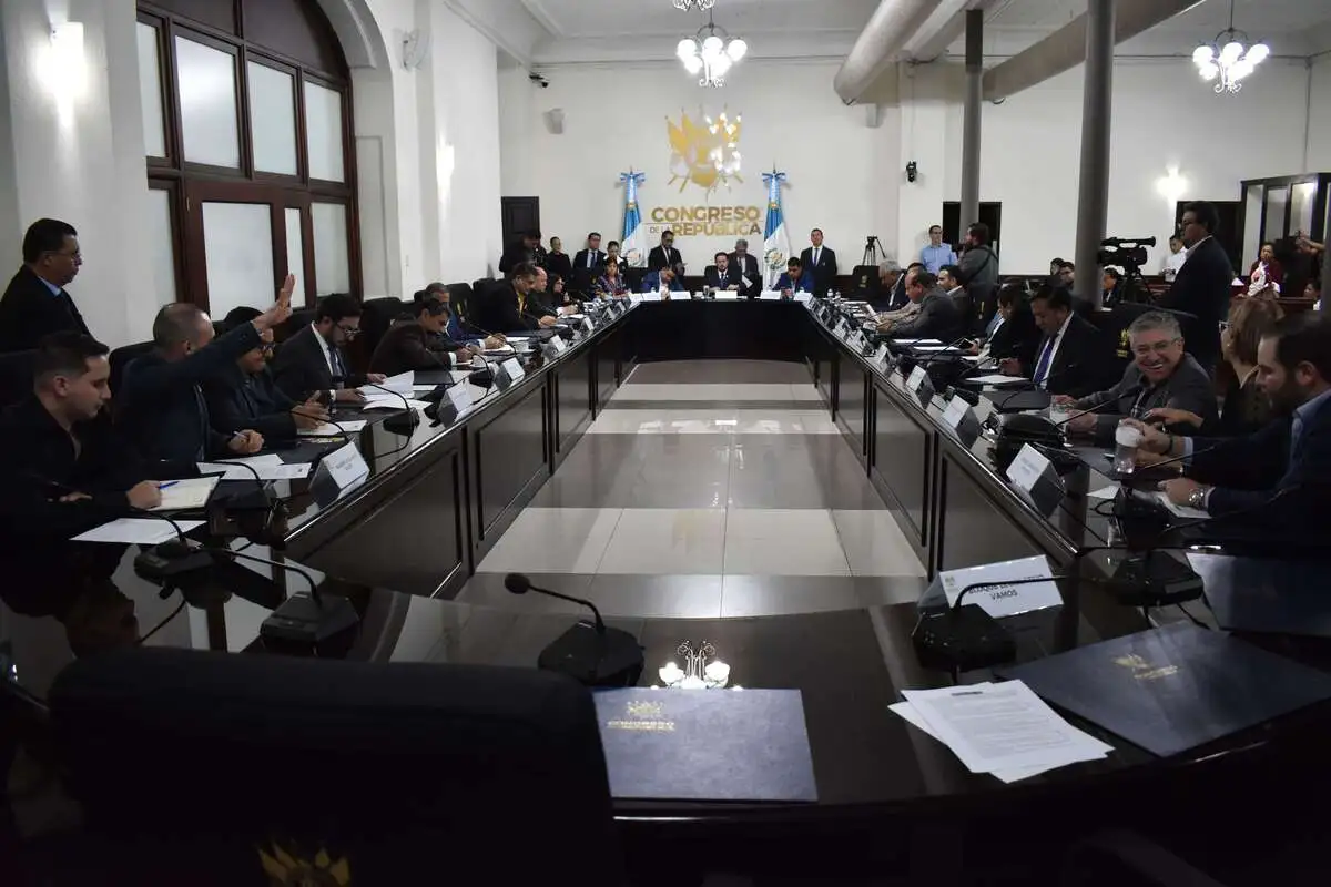 Varios diputados conversan para impulsar enmiendas a iniciativas de ley que se aprobaron en la instancia de jefes de bloque. Foto La Hora: Daniel Ramírez.