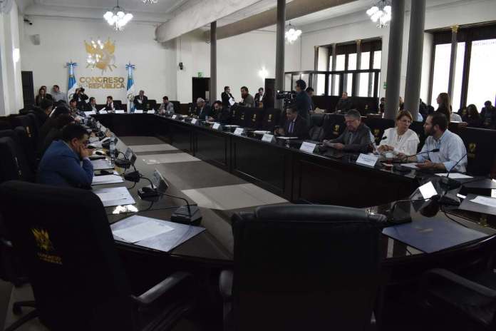 El diputado Héctor Aldana presentó objeciones a la Ley de la Autoridad Designada del Sistema Portuario. Foto La Hora: Daniel Ramírez