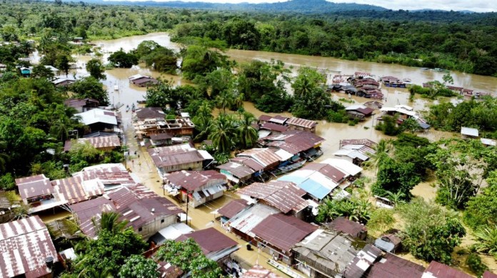 Fotografía cedida por el Ejército de Colombia de inundaciones este sábado en Pie de Pató (Colombia). El departamento del Chocó es el más damnificado por el momento