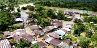 Fotografía cedida por el Ejército de Colombia de inundaciones este sábado en Pie de Pató (Colombia). El departamento del Chocó es el más damnificado por el momento