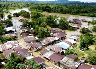 Fotografía cedida por el Ejército de Colombia de inundaciones este sábado en Pie de Pató (Colombia). El departamento del Chocó es el más damnificado por el momento