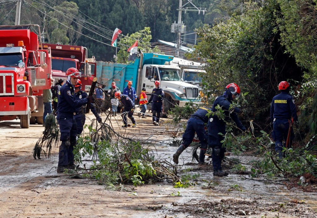 trabajadores que recogen escombros tras afectaciones por la temporada de lluvias en Colombia. EFE/ Mauricio Dueñas Castañeda