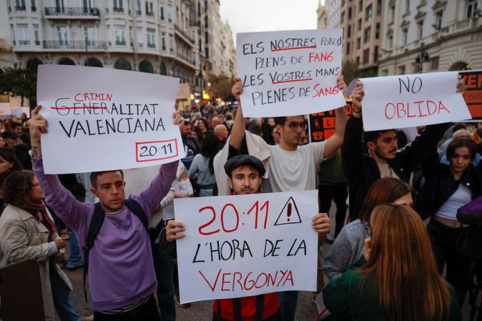 Un mes después de la dana y veintiún días desde la multitudinaria manifestación que exigió la dimisión del president de la Generalitat, Carlos Mazón, por su gestión de la catástrofe, los mismos organizadores de esa convocatoria, entre ellos decenas de organizaciones sociales de izquierda, han llamado nuevamente a una masiva protesta en la calle, a la que se sumarán vecinos llegados desde los pueblos del sur de València que asoló la riada. EFE/Kai Forsterling