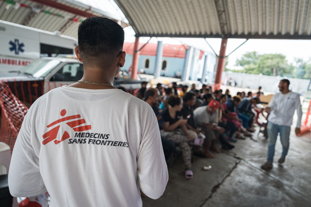 El personal de MSF comparte información con personas de caravanas migrantes