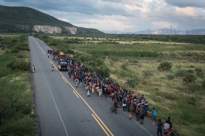 Caravana de migrantes es escoltada por policías