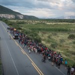 Caravana de migrantes es escoltada por policías