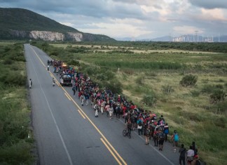 Caravana de migrantes es escoltada por policías