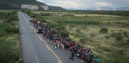 Caravana de migrantes es escoltada por policías