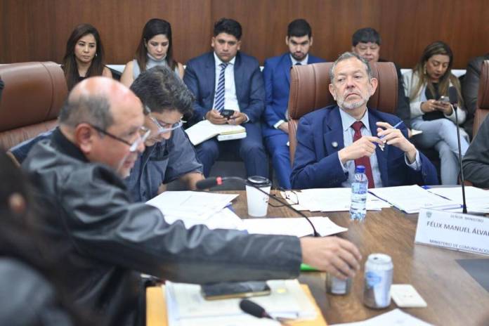 El ministro de Comunicaciones, Félix Alvarado, informa sobre los pasos a desnivel en la Petapa y Roosevelt. Foto La Hora: Fabricio Alonzo