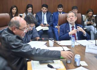 El ministro de Comunicaciones, Félix Alvarado, informa sobre los pasos a desnivel en la Petapa y Roosevelt. Foto La Hora: Fabricio Alonzo