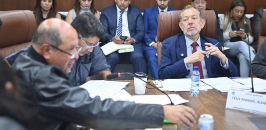 El ministro de Comunicaciones, Félix Alvarado, informa sobre los pasos a desnivel en la Petapa y Roosevelt. Foto La Hora: Fabricio Alonzo