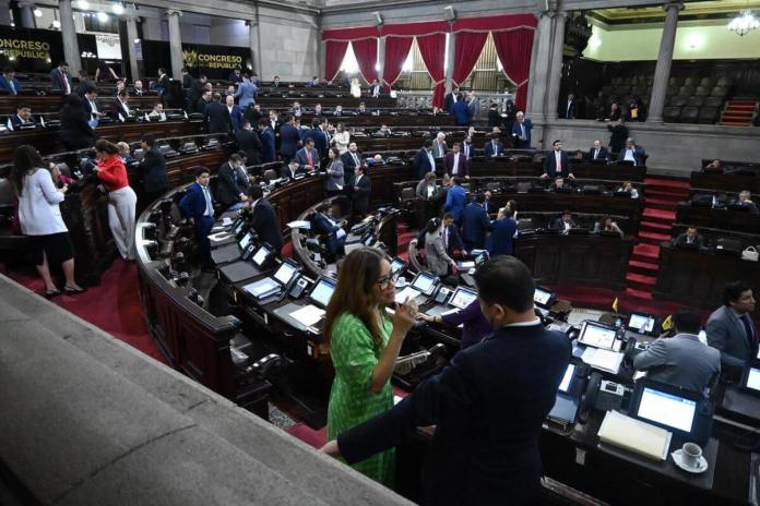 Los diputados aprobaron crear una entidad para la protección de la cuenca del lago Petén Itzá, en Petén. Foto La Hora: Fabricio Alonzo