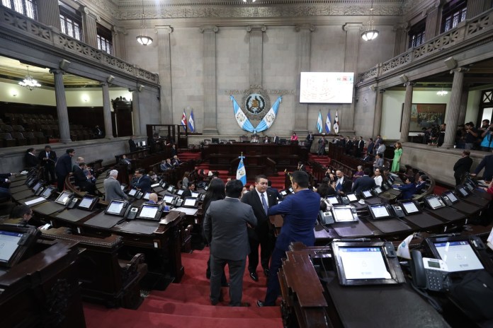 Los diputados no descartan aprobar su presupuesto de Q1 mil 204 millones. Foto: Congreso