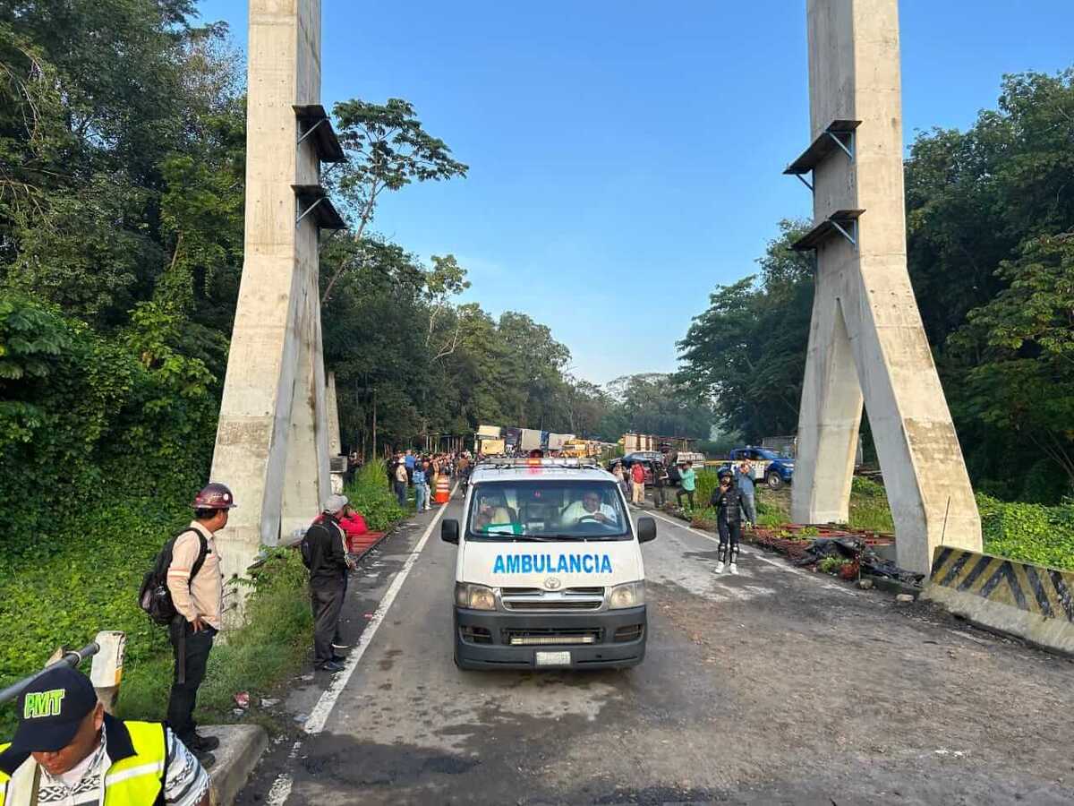 Vehículos inician a transitar por el puente Nahualate, que estuvo cerrado por más de 10 días. Foto. Ministerio de Comunicaciones