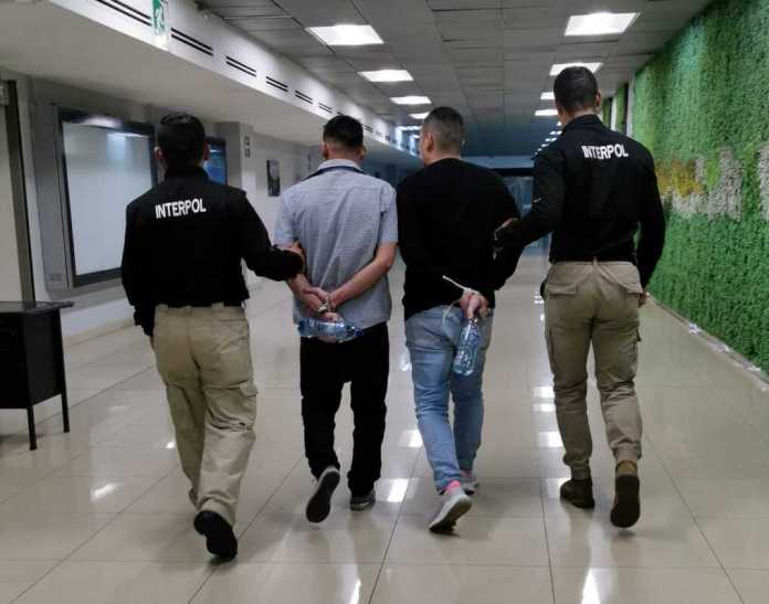 Los salvadoreños fueron detenidos en el aeropuerto internacional La Aurora, informó la PNC. Foto: PNC